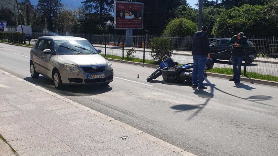 Udes na bulevaru u Budvi motociklista teško povrijeđen